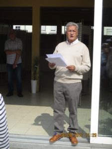 André Van Belle lisant l'allocution de bienvenue