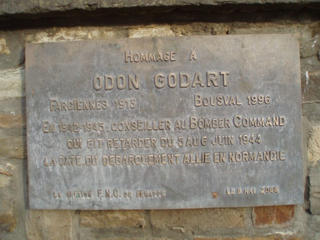 Plaque commémorative à Odon Godart à côté du monument aux morts (à la Place Communale de Bousval)