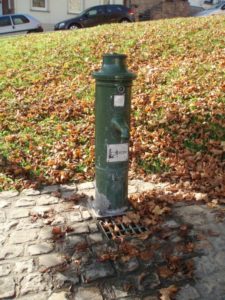 Fontaine d'eau potable sur la place communale de Bousval