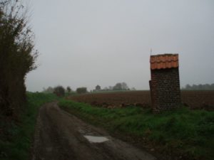 Le chemin de Saint-Donat (n° 12), vue vers la chapelle et le champ du Tombois