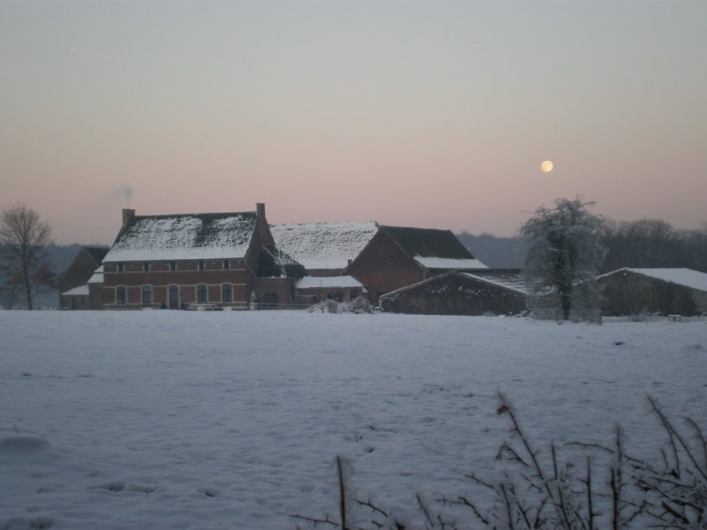 La ferme d'Agnissart à la lisière du bois de Thy