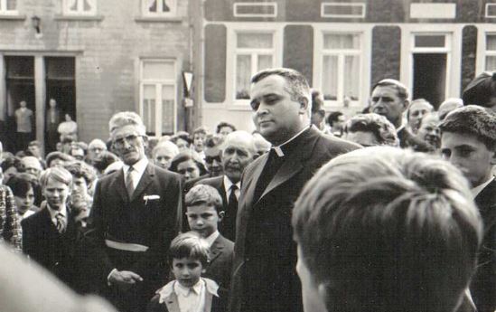 Rassemblement des villageois et du bourgmestre Georges Gossiaux sur la place communale de Bousval pour fêter la première célébration de messe dite par Freddy Baillien