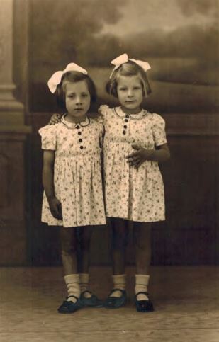 Gisele Renders et sa soeur, petites filles