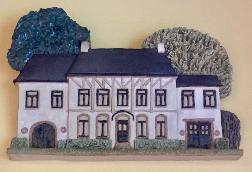 Céramique d'Isabelle de Fauconval représentant la maison Francquen en 2015 et offerte à ses propriétaires : Mr et Mme Dobias