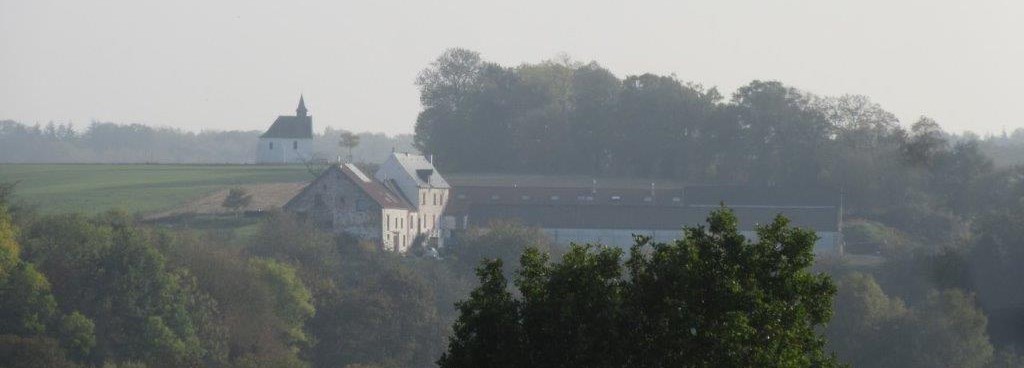 Seigneurie de La Baillerie : Ferme de la Baillerie en 2018 (en arrière-plan, la chapelle du Try au Chêne) vue depuis le haut de la rue Haute à Bousval