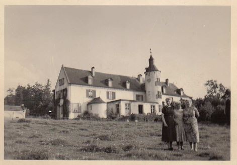 Mademoiselle Tamines et des amies devant le château de Bousval