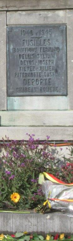 Monument aux morts place de Bousval : plaque de droite reprenant la liste des fusillés et déportés durant la deuxième guerre mondiale (1940-1945)