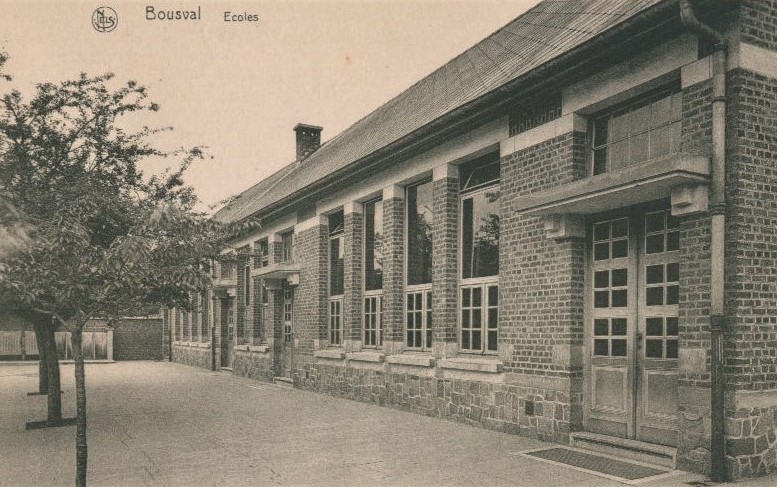 Bâtiments arrière de l'école communale de Bousval en 1910