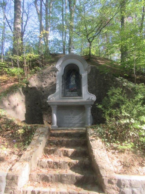 Chapelle N-D de La Motte entourée d'arbres 2020