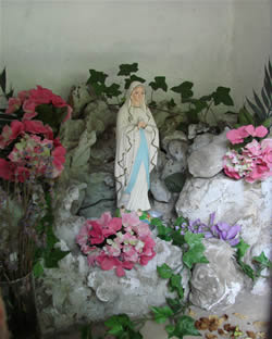 Intérieur de la chapelle Notre-Dame de Lourdes