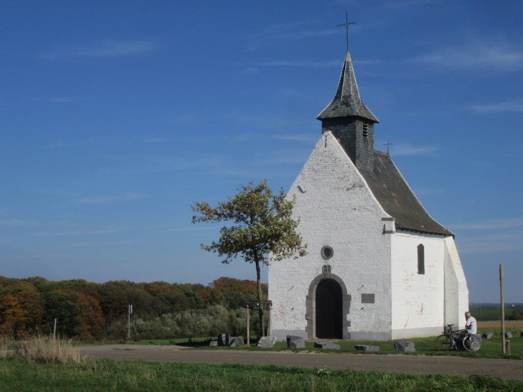 Façade avant de la chapelle du Try-au-Chêne en 2018