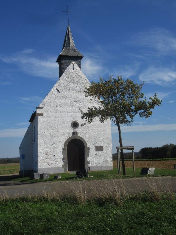 Façade avant de la chapelle du Try-au-Chêne et le nouveau chêne (2018)