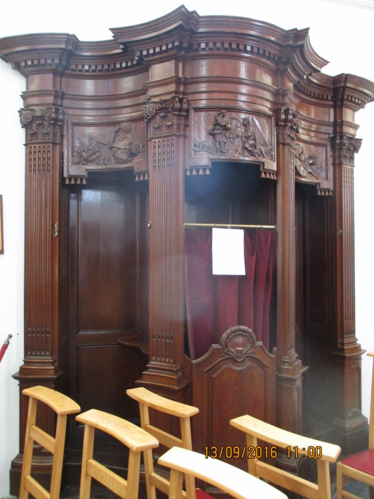 Confessionnal dans nef latérale droite près du choeur
