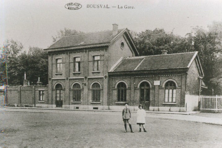 Carte postale ancienne de l'ancienne gare de Bousval vue depuis la place