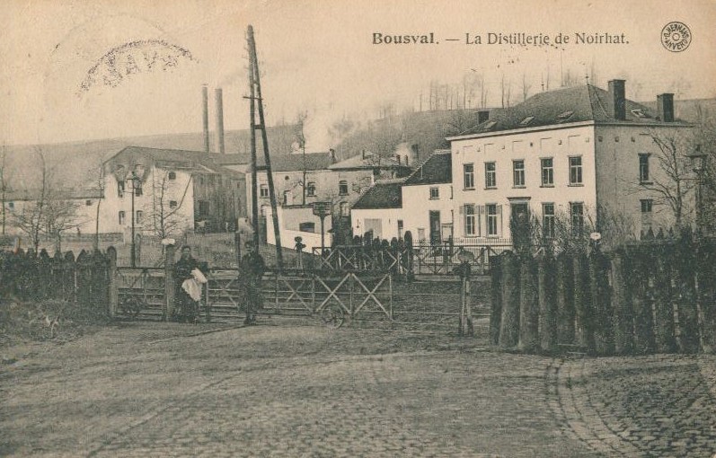 Carte postale ancienne du passage à niveau du complexe industriel de Noirhat (début XXe siècle)
