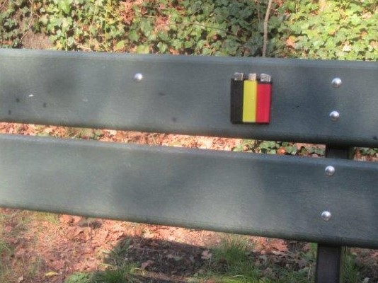 RAVeL 141 - Drapeau belge avec des briquets collés sur un banc