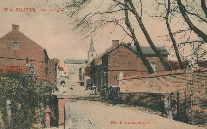 Ancienne carte postale du passage à niveau sur la ligne 141 Rue station (Bousval) 1918