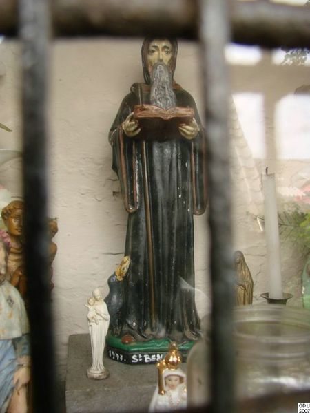 Statue de Saint-Benoit à l'intérieur de la chapelle