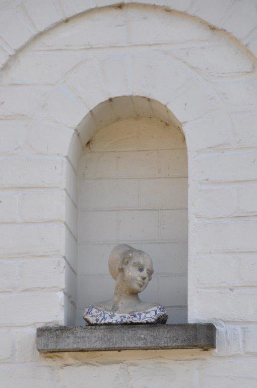 Buste de femme dans la niche de la maison av Motte