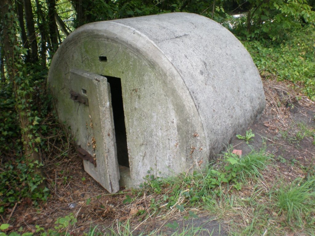 Abri anti-aérien le long de la ligne de chemin de fer n° 141