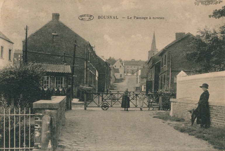 Ancienne carte postale du passage à niveau sur la ligne 141 Rue station (Bousval) 1926
