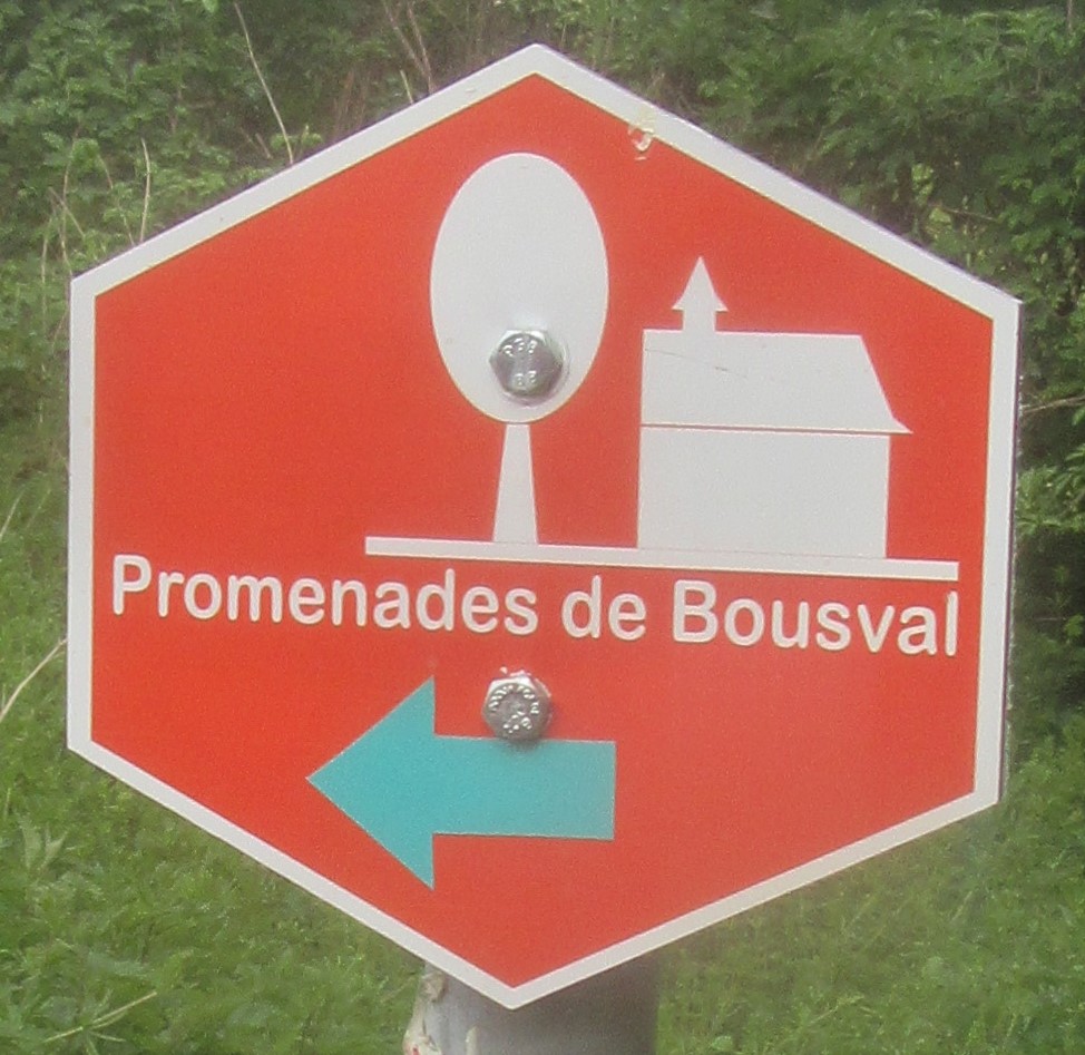 Balises des promenades des AdB : panneau hexagonal rouge avec le logo des Amis de Bousval