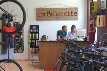 Jérôme et Florence dans leur magasin "La Bicyclette"