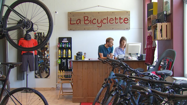 Jérôme et Florence dans leur magasin "La Bicyclette"