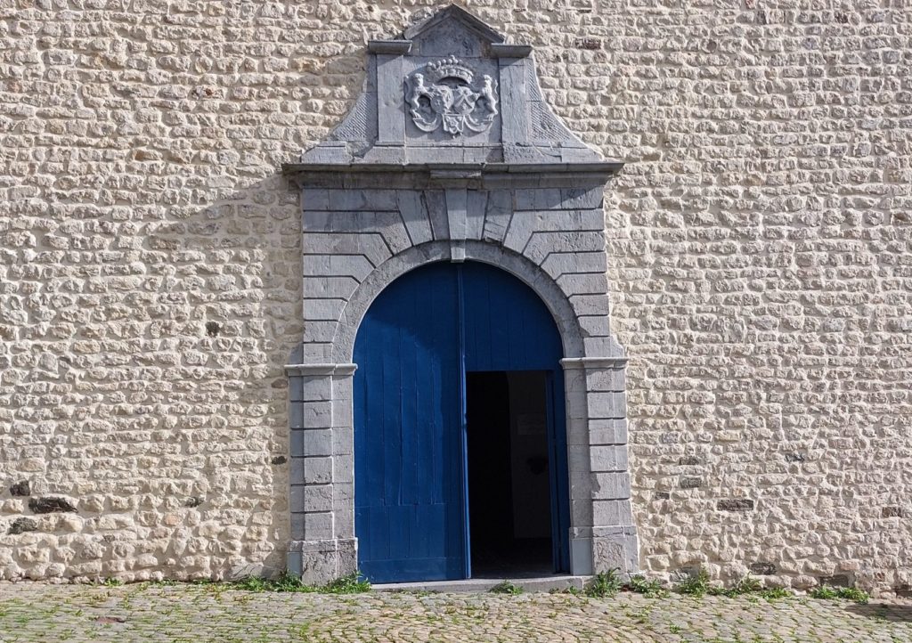 Porte de l'église St Barthélemy de Bousval ouverte