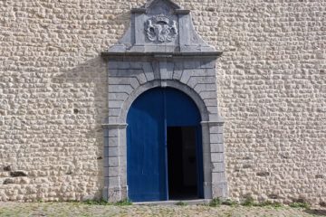 Porte de l'église St Barthélemy de Bousval ouverte