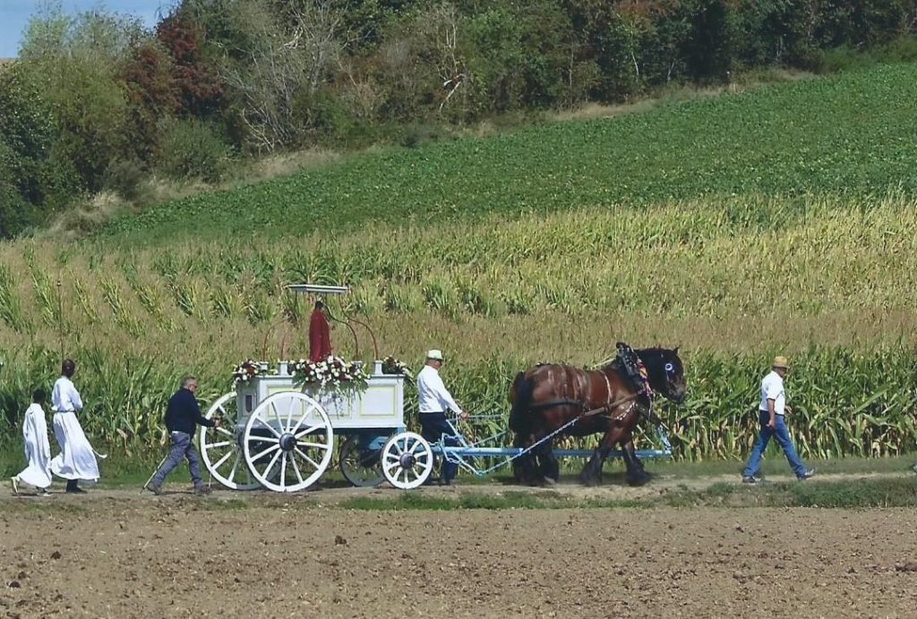 Procession dans les chemins de campagne de Bousval du Tour Saint Barthélemy