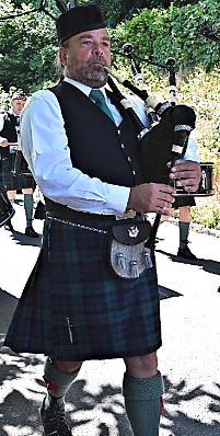 Stéphane Acerbis joueur de cornemuse et le Celtic Passion Pipe Band