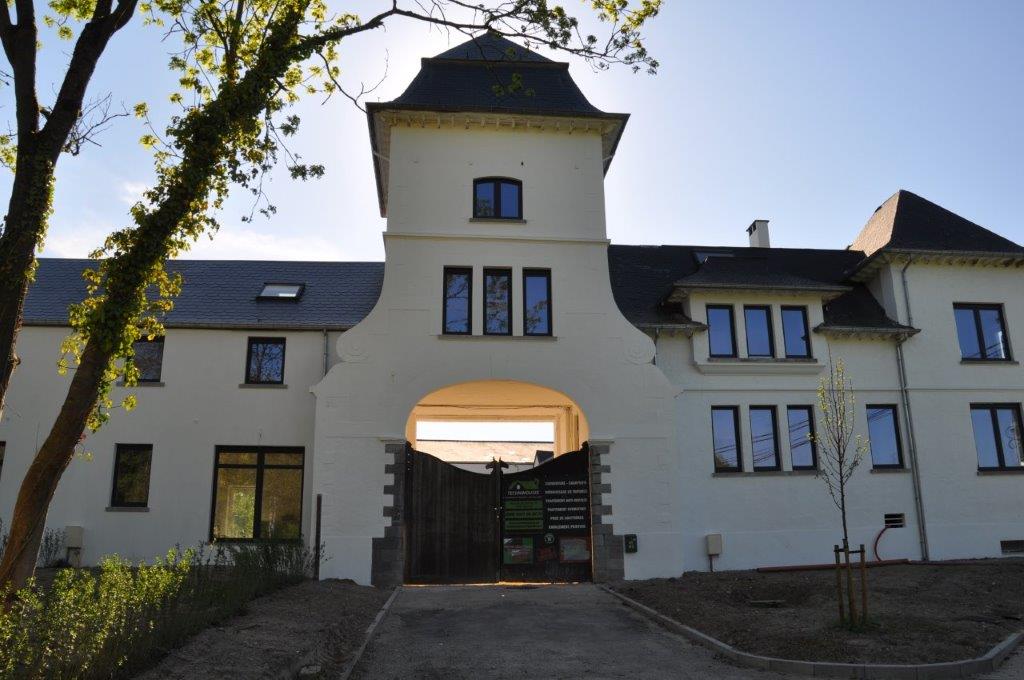 Porche de la ferme Bordeau transformée en habitats (mai 2020)