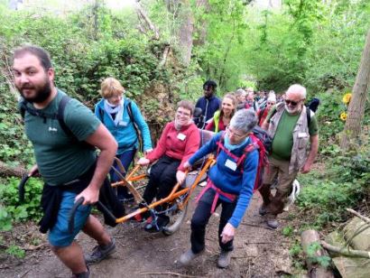 Joëlettes et leurs participants sur un sentier de forêt