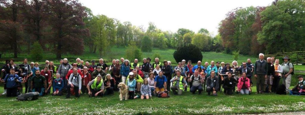 Pique-nique des participants de la promenade en joelettes au château de Thy