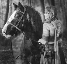 Photo d'une femme et d'un cheval prise par Laurence Baty