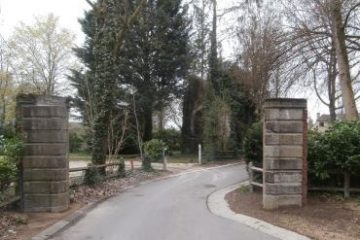 Piliers de l'entrée de l'ancien château de La Motte drève des Châtaigniers