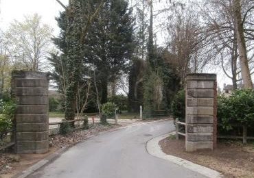 Piliers de l'entrée de l'ancien château de La Motte drève des Châtaigniers