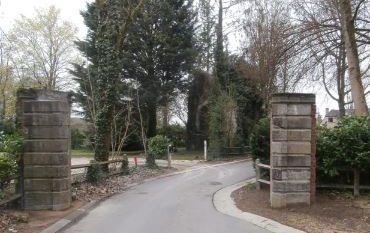 Les 2 piliers de l'entrée de l'ancien chateau de La Motte reconstruits