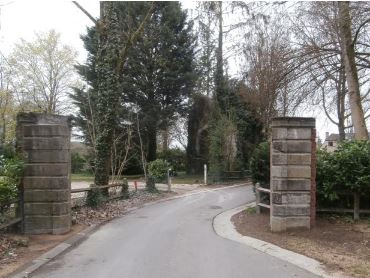 Les 2 piliers de l'entrée de l'ancien chateau de La Motte reconstruits