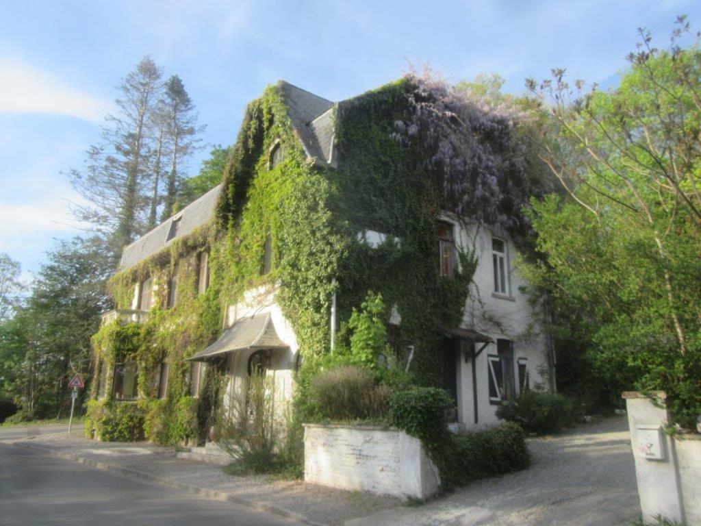 L'auberge de Pallande vue de côté (2020)