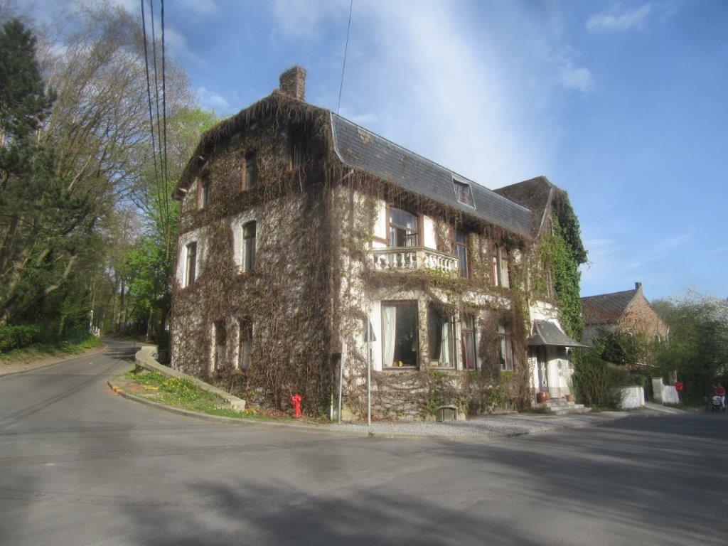 L'auberge de Pallande à l'angle de la drève du Château de la Motte et du chemin de Wavre à Bousval (2020)