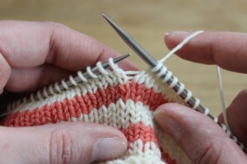 Des mains qui tricotent