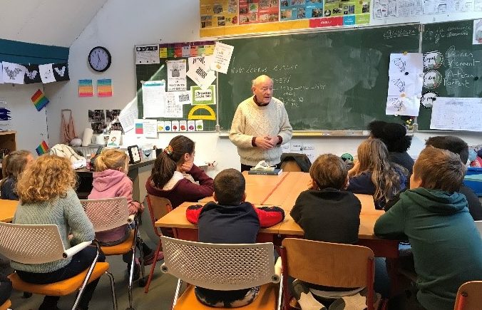 Adolphe Nysenholc parlant aux élèves des enfants cachés de la guerre 40-45