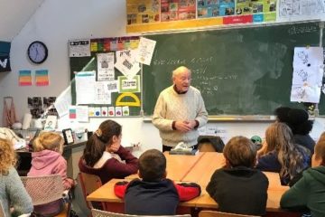 Adolphe Nysenholc parlant aux élèves des enfants cachés de la guerre 40-45