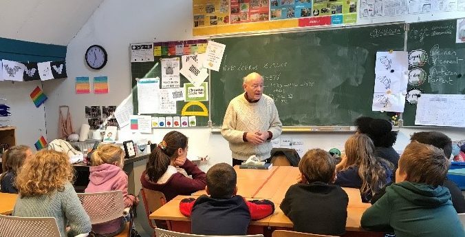 Adolphe Nysenholc parlant aux élèves des enfants cachés de la guerre 40-45
