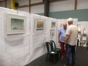 50e Expo artistique 2022 - Bernard Borremans devant ses peintures en discussion avec Pascal Paquet