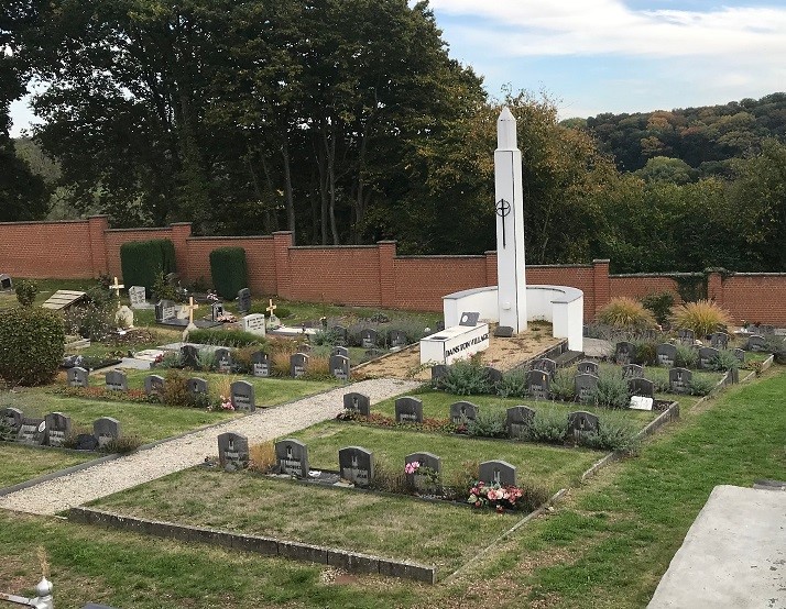 La pelouse d honneur du cimetière de Bousval