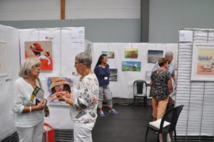Expo 2022 : Annie Vanderbruggen en grande conversation avec une visiteuse