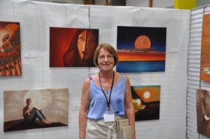 Expo 2022 : Marie-Christine Bero devant ses oeuvres